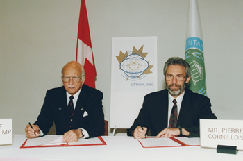 Photographie du député Bruce Halliday en compagnie de Pierre Cornillon, secrétaire général de l’UIP, lors de la Conférence interparlementaire sur un dialogue Nord-Sud pour un monde prospère, tenue à Ottawa en 1993