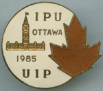 Photographie d’une épinglette donnée aux délégués participant à la 74e Conférence de l’UIP à Ottawa en 1985