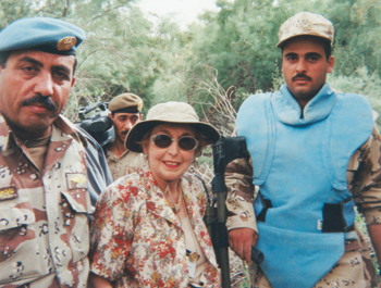 Photographie de la sénatrice Sheila Finestone en compagnie de démineurs, en Jordanie en 2000