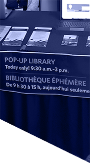 Table de kiosque de présentation avec des produits de la Bibliothèque du Parlement