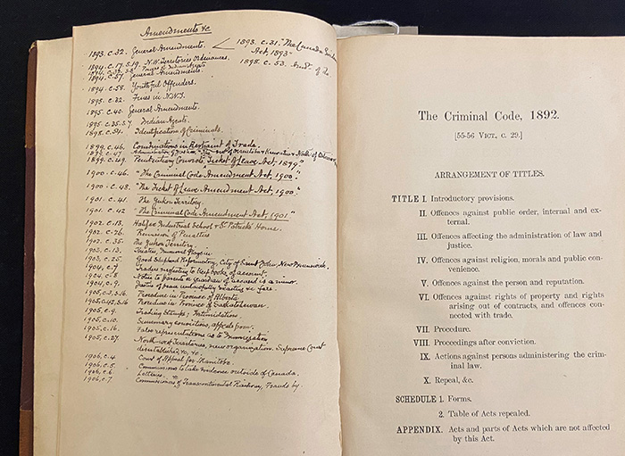 Handwritten list of statutes amending the Criminal Code, 1892, that were adopted from 1893 to 1906.