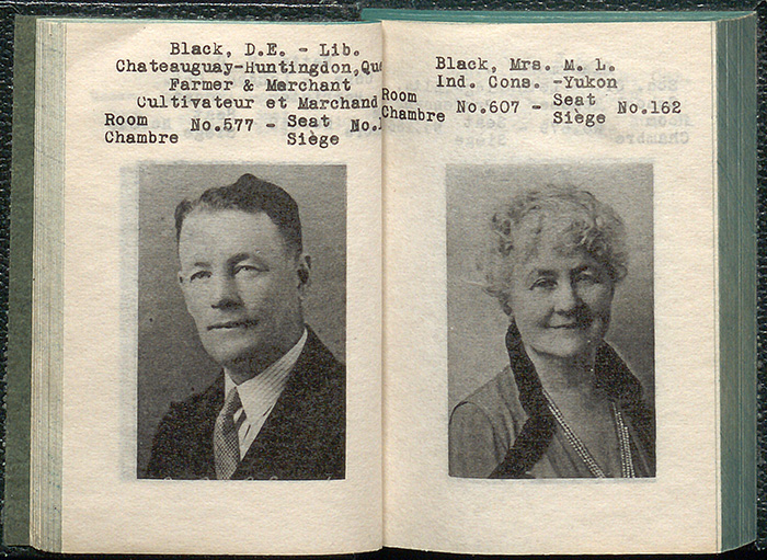 Chacune des pages d’un petit livre tenu ouvert présente le portrait d’un député canadien ainsi que son affiliation politique, sa circonscription, son numéro de siège en chambre et celui de son bureau ainsi que son précédent titre d’emploi, et ce, en anglais et en français.