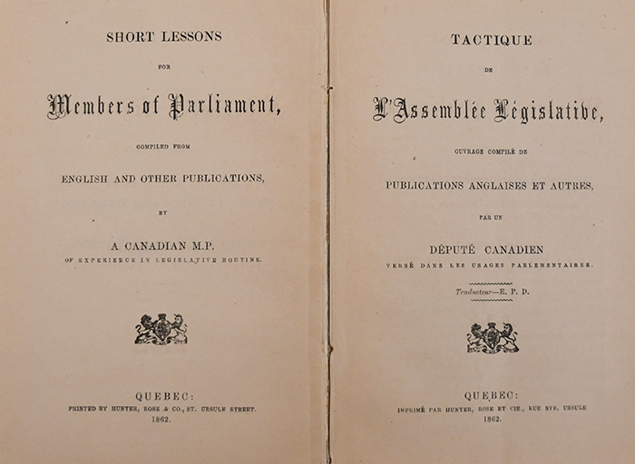 Deux pages montrant le texte de la page titre en anglais à gauche et la traduction en français à droite
