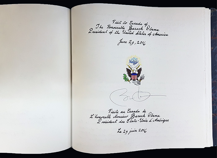 Livre d'or ouvert à la page de la signature de Barack Obama