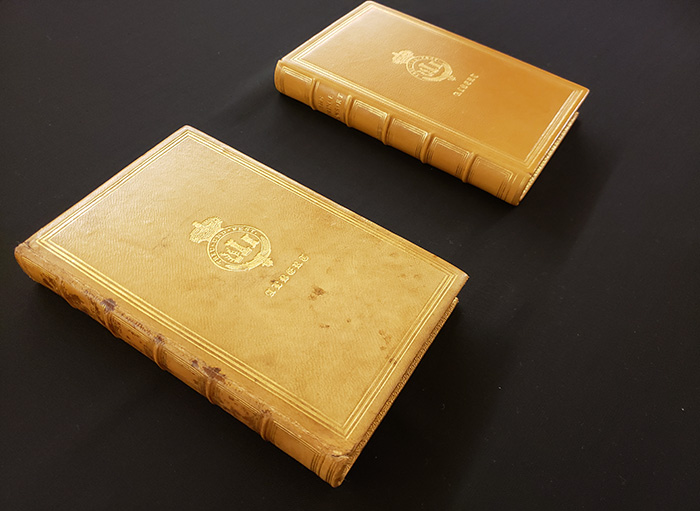 Côte à côte - Le livre original publié en 1862, et la version facsimilée produite par le personnel du laboratoire de préservation de la Bibliothèque