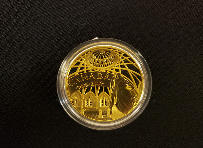 The 2001 coin shows the detail of the Library dome and the statue of Queen Victoria 