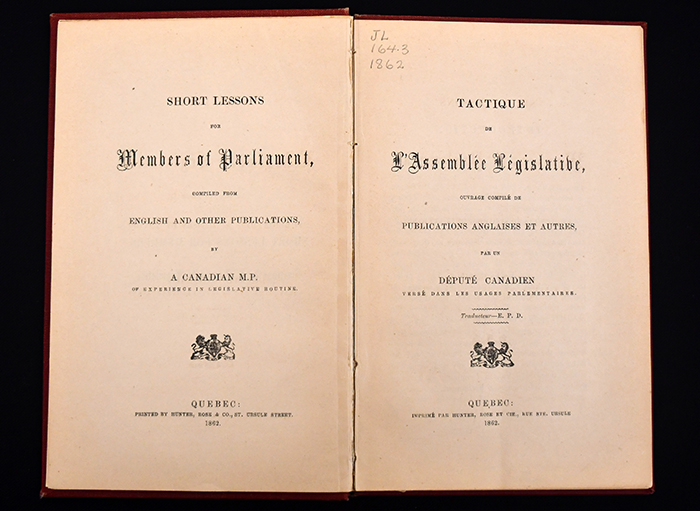 Livre ouvert montrant deux pages titres, le texte en anglais à gauche et la traduction en français à droite
