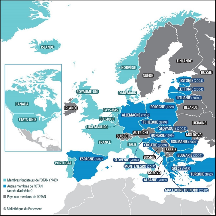 Cette carte illustre chacun des 30 pays membres de l’Organisation du Traité de l’Atlantique Nord (OTAN). Les 12 pays fondateurs de l’OTAN, qui en sont membres depuis sa création en 1949, sont la Belgique, le Canada, le Danemark, les États-Unis, la France, l’Islande, l’Italie, le Luxembourg, la Norvège, les Pays-Bas, le Portugal et le Royaume-Uni. Les autres pays membres sont : la Grèce et la Turquie (depuis 1952), l’Allemagne (depuis 1955), l’Espagne (depuis 1982), la République tchèque, la Hongrie et la Pologne (depuis 1999), la Bulgarie, l’Estonie, la Lettonie, la Lituanie, la Roumanie, la Slovaquie et la Slovénie (depuis 2004), l’Albanie et la Croatie (depuis 2009), le Monténégro (depuis 2017) et la Macédoine du Nord (depuis 2020). La carte illustre également des pays qui ne sont pas membres de l’OTAN, mais qui sont limitrophes de certains pays membres.
